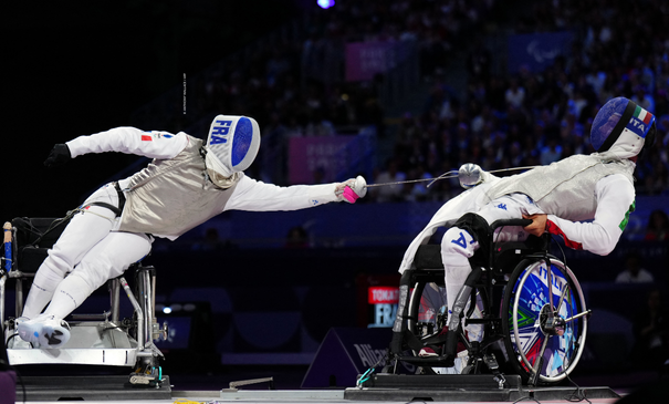 Damien Tokatlian affronte Emanuele Lambertini lors du match pour la médaille de bronze en escrime fauteuil aux jeux Paralympiques de Paris