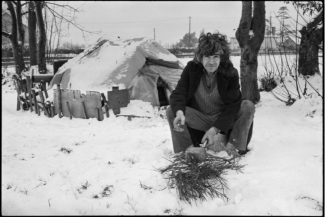Michel, survit en déchargeant des camions de légumes, allume un feu pour chauffer la soupe, en 1985